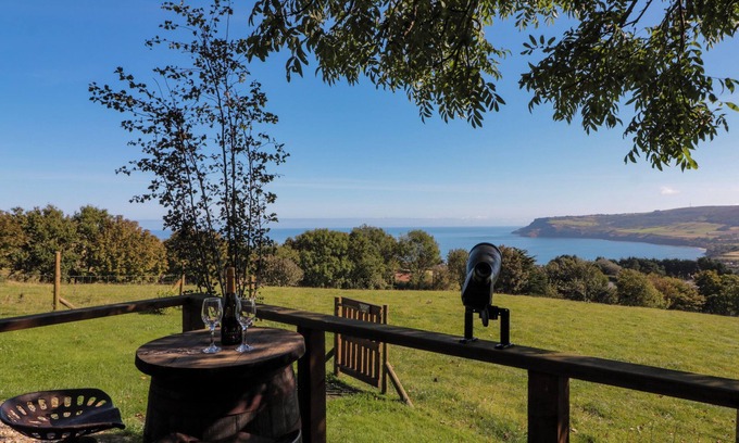 Robin Hood's Bay Cottage | THE SHEPHERD'S REST, romantic, with a garden in Robin Hood’s Bay