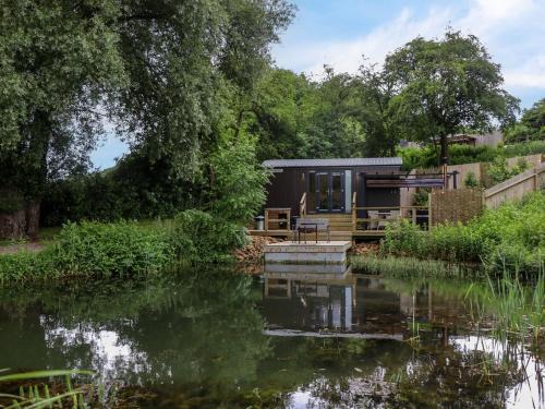 Middleton Cheney House | The Shepherds Hut at Bridge Lake Farm & Fishery