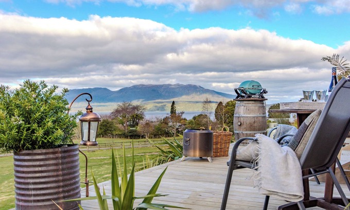 Lake Tarawera Cabin | The Shepherds Legacy hut with lake and mountain views/pet friendly