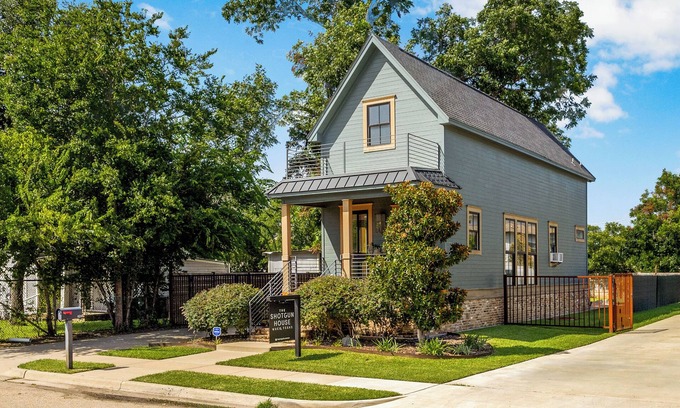 Brazos House | The Shotgun House from Fixer Upper; <2 Min Walk to Silos/Downtown; 800+ 5-Stars