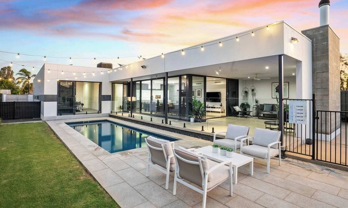 Mulwala House | The Sinatra Holiday House in Mulwala - great for 10 singles!
