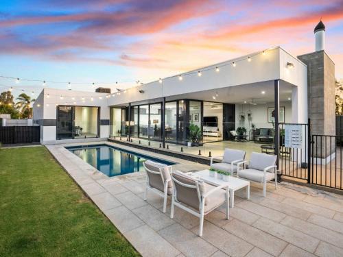 Mulwala House | The Sinatra Holiday House in Mulwala - 10 individual beds
