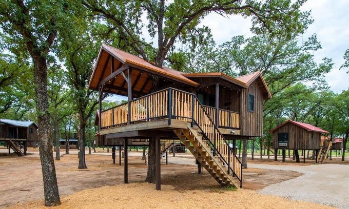 Elm Mott Other | The Sparrow Treehouse 15 MIN to Magnolia Baylor