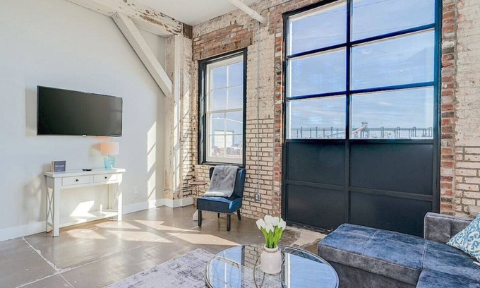 Newport News Apartment | ❤️The Speakeasy❤️Downtown Newport News!