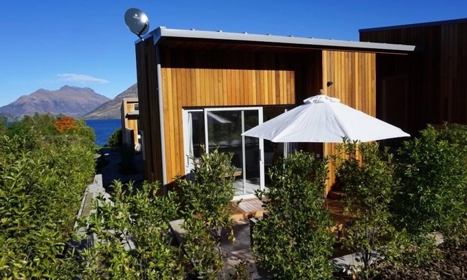 Kelvin Heights House | The Spruce Hus - Studio by the lake.
