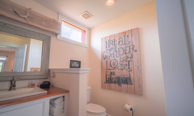 Round Top Bed & Breakfast | The Stardust Room - Wander Inn
