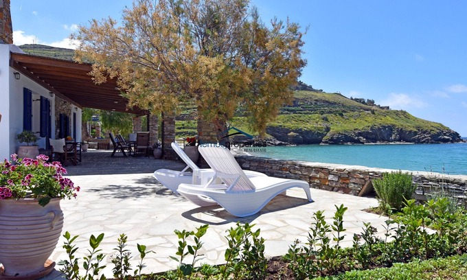 Kea House | The "Stone Beach House" right on the beach in Kampi, near Koundouros