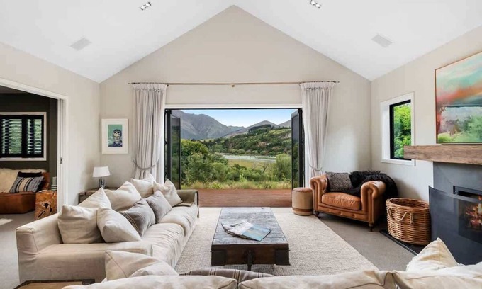 Queenstown House | The Stowaway Summary: