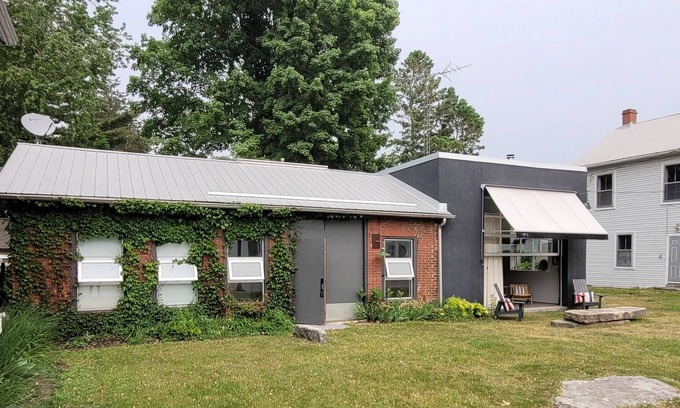 Prince Edward House | The Studio-Picton Getaway with Park Pass included