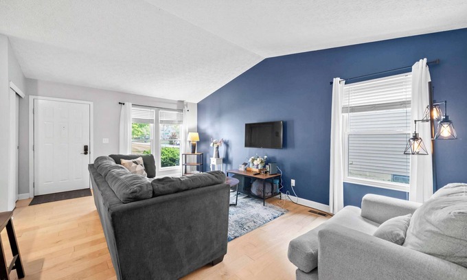Columbus House | The Suburban Nest – For 6!