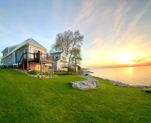 Geneva-on-the-Lake House | The Sunset Cottage - Lakefront with Private Beach