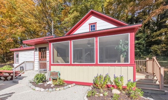 Saugatuck Villa | The Swallow