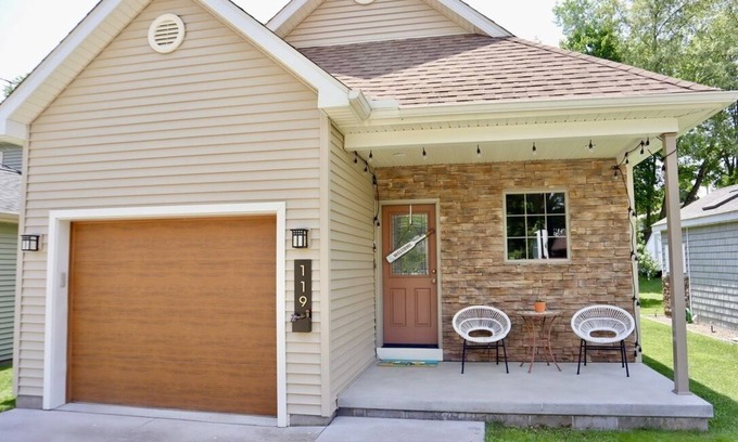 Edinboro House | "The Tahoe" Modern Lake Cottage Retreat~Close to Beach & Lake!