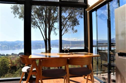 Grindelwald Apartment | The Tamar Ridge Lookout at Tamar Ridge Apartments