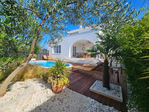 Arbanija Apartment | The Three Flowers Pool House