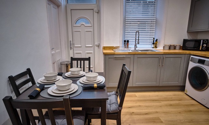 Halifax House | The Townhouse Simple2let Serviced Apart