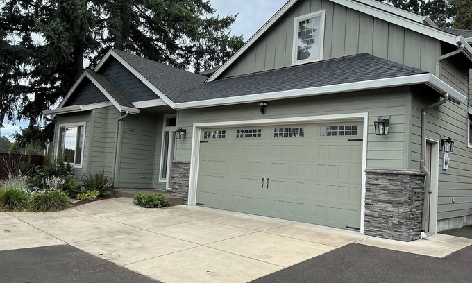 Eugene House | The Track House - 4BR Near UO, Autzen & Hayward, Peaceful & Spacious