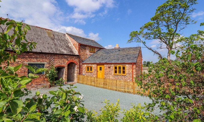 Maesbury Marsh Cottage | THE TRACTOR SHED, pet friendly, character holiday cottage in Oswestry