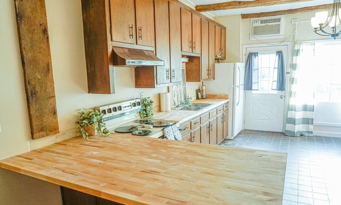 Kabletown Apartment | The Travelers Rest in Harpers Ferry by the lake