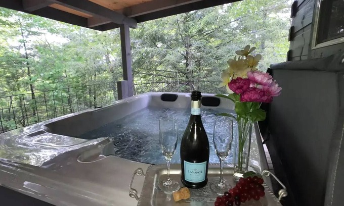 Jamestown Cabin | The Treehouse - TN Honeymoon Cabin - HOT TUB - in BSF!