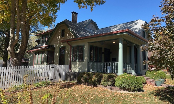 Greencastle House | The Trillium House at DePauw - 4/5 BR 3.5 BA