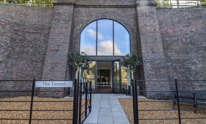 Middleton Cheney Cottage | THE TUNNEL AT BRIDGE LAKE FARM AND FISHERY, romantic in Chacombe