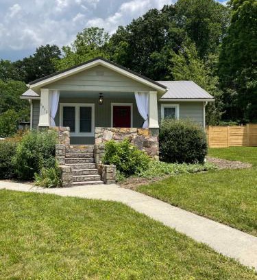 Hendersonville House | The Twisted Maple - Dogs Stay Free!