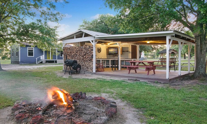 Grand Saline House | The Venue at Three Points - Meme's House
