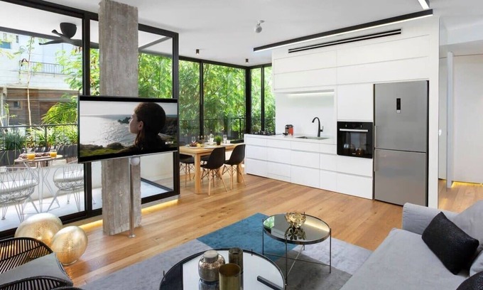 Tel Aviv Apartment | The Victorian Bay Window at Hovevei by HolyGuest