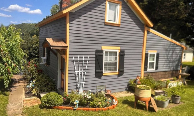Martins Creek Cottage | The Victorian Peach - Charming, historic Carriage House in Martins Creek, PA