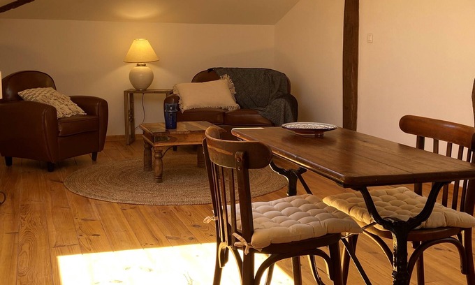 Auriac-sur-Vendinelle Apartment | The View on the Bell Tower, Auriac-sur-Vendinelle