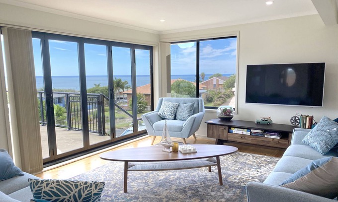Tura Beach House | The Views - 3 Bedroom Home - Pet Friendly - 3+ nights