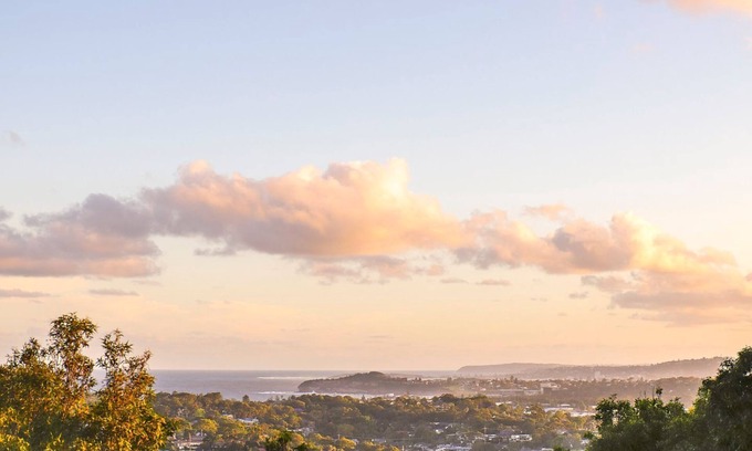 Newport House | The Vista - Sunny designer abode w 180° waterviews