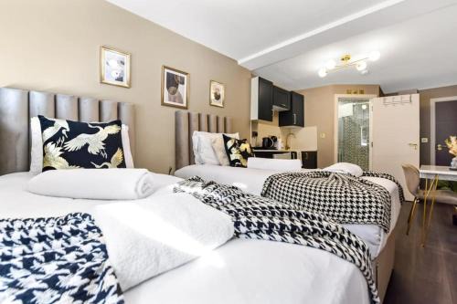 Seven Sisters Apartment | The Wanderer's Nest, Sleek Studio Near It All 1A