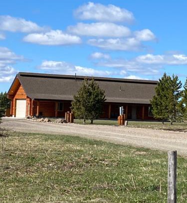 Island Park House | The Wandering Moose Cabin, close to West Yellowstone, Single Level, Hot Tub