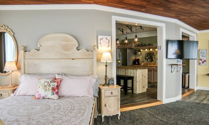 Pendleton Apartment | The Waterfall Suite Studio Apartment With Kitchen and Hot Tub!