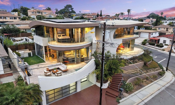 Roseville - Fleet Ridge House | The Wave House | Custom Gem w/ Panoramic Views, Fire Pit, BBQ, Pool Table & Wraparound Balconies