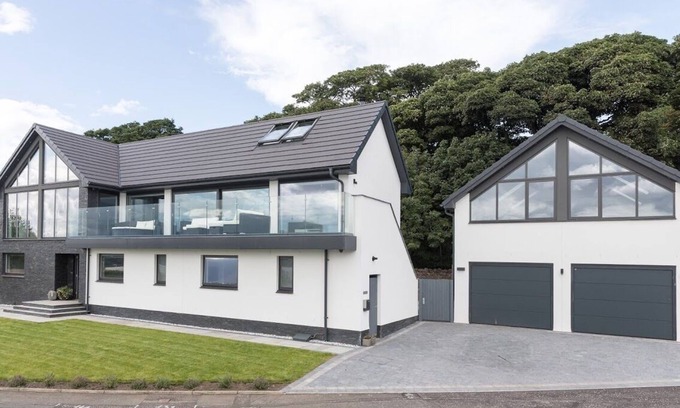 St. Davids Apartment | The Wee Glasshouse is a modern studio apartment situated on the Fife coastline.
