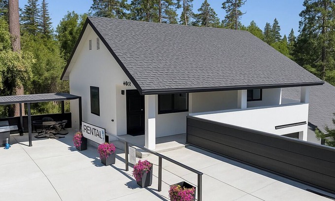 Auberry Cabin | The White House | Coveted Triplex Near Lake