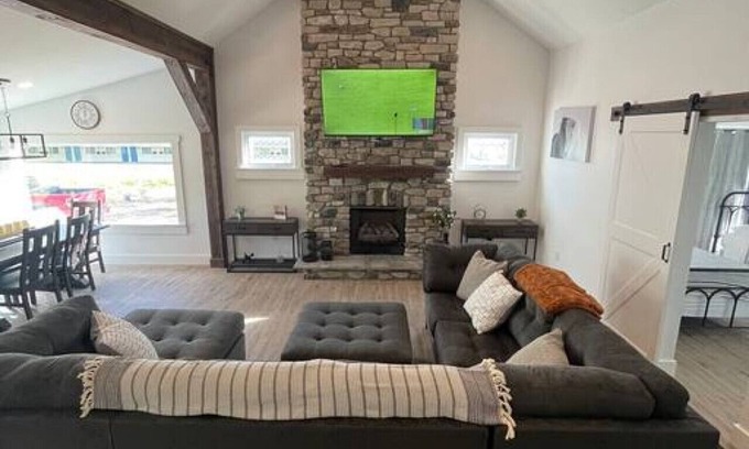 Conneaut Lakeshore House | The White House - Spacious Modernized Farmhouse