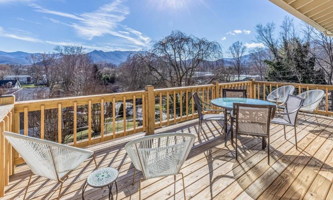 Waynesville House | The Willows