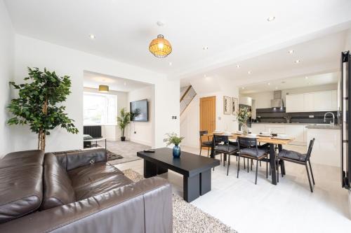 Wilmslow House | The Wilmslow House Free Parking - Close to Airport