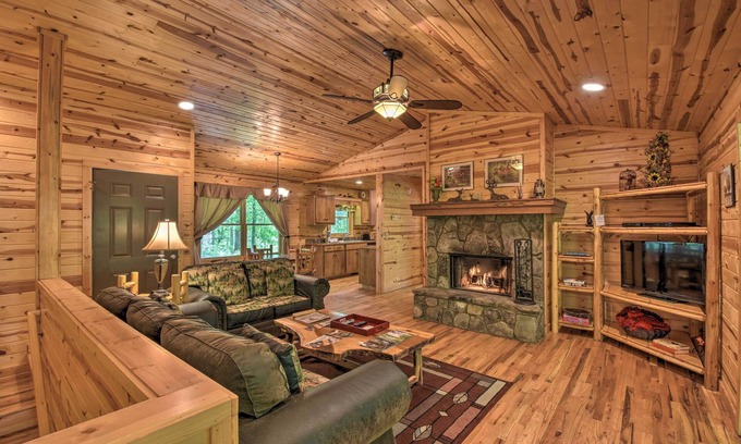 Helen Cabin | ‘The Wishing Well’ Cabin w/Pool Table & Firepit!