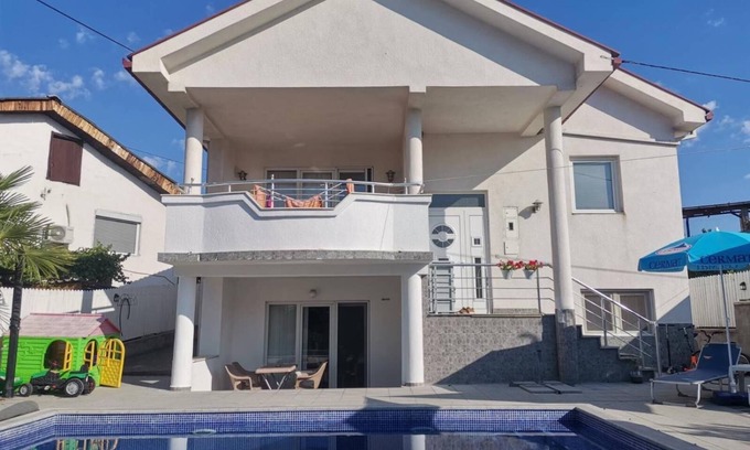 Kavadarci House | The Withe HousenCharming 2-bedroom house in serene Kavadarci with AC