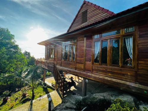 Ham Ninh Ski Chalet | The wooden house has a beautiful sunrise & seaview