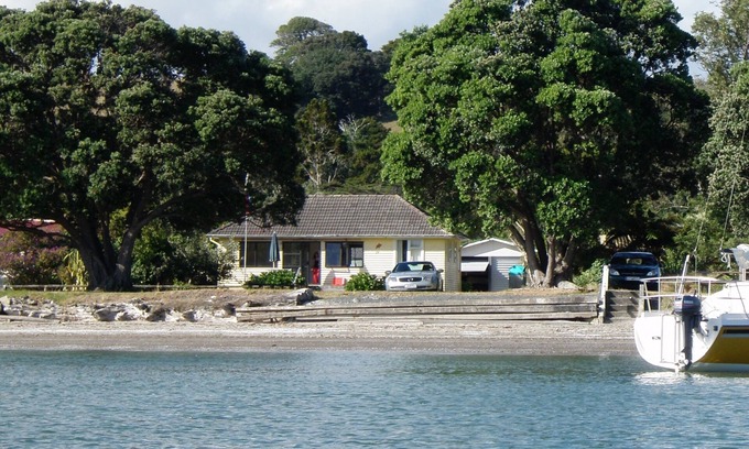 Tawharanui House | The Yellow Bach on Campbells Beach; kayaks wifi sky sport Netflix sleeps 4