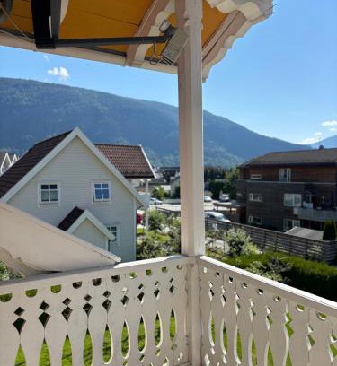 Sogndal House | The Yellow Lodge Den Gule Villaen