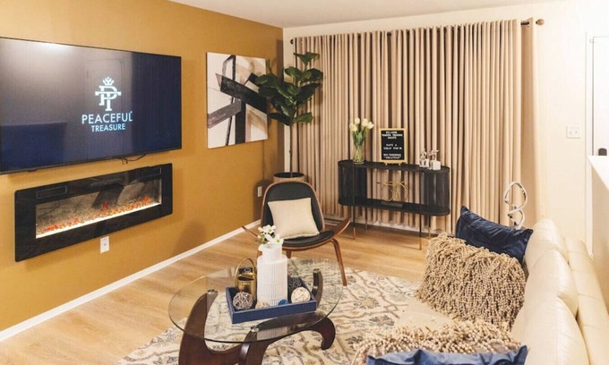 Southfield Condo | ThePlushNest/Luxe King Suite/Min from Detroit