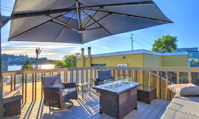 Eastlake Condo | Third floor Condo with deck and stunning views of Lake Union