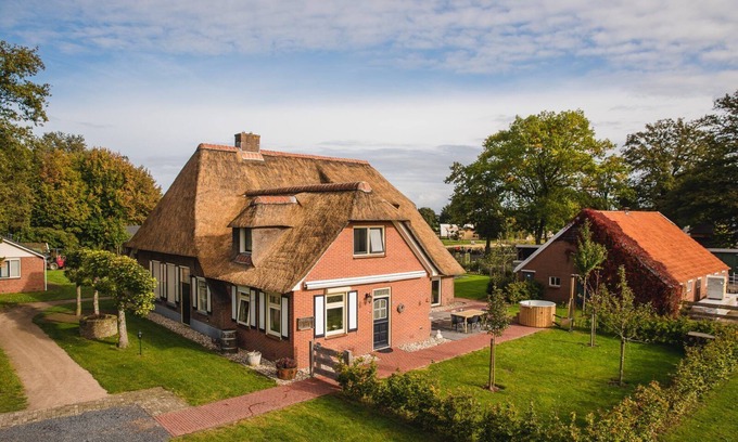 Rijssen Cabin | This 14-person group home has everything, even a hot tub and sauna!